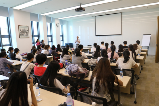 裴富才先生与同学们进行交流
